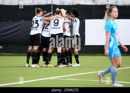 Vinovo, Italie. 08 mai 2021. Barbara Bonansea de Juventus FC fête avec ses coéquipiers après avoir marquant un but lors du match de football féminin Serie entre Juventus FC et SSD Napoli. Juventus FC a remporté 2-0 victoires sur SSD Napoli. Credit: Nicolò Campo/Alay Live News Banque D'Images