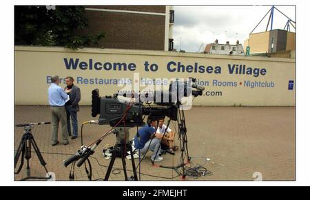 Roman Abramovich, homme d'affaires russe, a acheté le club de football de Chelsea. Les membres de la presse attendent l'événement à l'extérieur de Chelsea Village.pic David Sandison 2/1/2003 Banque D'Images