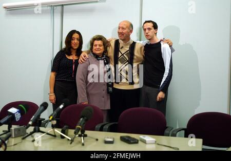La famille basse revient de leur horreur d'être prise en otage au Théâtre de Moscou. Ils sont arrivés à Heathrow à 7.00 heures du soir. (De gauche à droite) fille Louise qui n'était pas en voyage, mère Sidika, Père Peter et fils Richard.)28 octobre 2002 photo Andy Paradise Banque D'Images