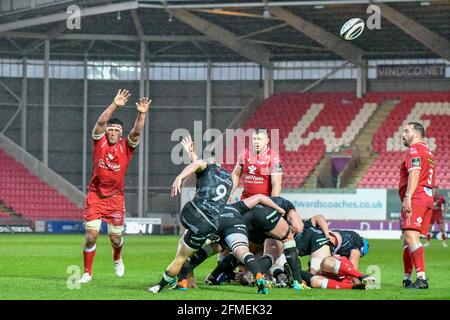 Llanelli, pays de Galles. 8 mai 2021. Matthew Aubrey, d'Osprey, lance le ballon lors du match de la coupe Guinness PRO14 Rainbow entre Scarlets et Osprey au parc y Scarlets à Llanelli, pays de Galles, Royaume-Uni, le 8 mai 2021. Les stades sportifs du Royaume-Uni restent soumis à des restrictions strictes en raison de la pandémie du coronavirus, car les lois de distanciation sociale du gouvernement interdisent aux fans à l'intérieur des lieux, ce qui entraîne des matchs à huis clos. Crédit : Duncan Thomas/Majestic Media/Alay Live News. Banque D'Images