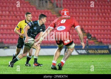 Llanelli, pays de Galles. 8 mai 2021. Matthew Aubrey d'Osprey fait une pause lors du match de la coupe Guinness PRO14 Rainbow entre Scarlets et Osprey au parc y Scarlets à Llanelli, pays de Galles, Royaume-Uni, le 8 mai 2021. Les stades sportifs du Royaume-Uni restent soumis à des restrictions strictes en raison de la pandémie du coronavirus, car les lois de distanciation sociale du gouvernement interdisent aux fans à l'intérieur des lieux, ce qui entraîne des matchs à huis clos. Crédit : Duncan Thomas/Majestic Media/Alay Live News. Banque D'Images