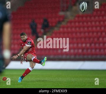 Leigh Halfpenny des Scarlets fait une pénalité. Guinness Pro14 Rainbow Cup Match, Scarlets v Ospreys au Parc y Scarlets Stadium de Llanelli, au sud du pays de Galles, le samedi 8 mai 2021. photo par Andrew Orchard/Andrew Orchard sports photographie/Alamy Live news Banque D'Images