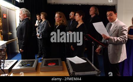 Violoniste Maxim Vengerov (à l'extrême droite) Avec d'autres invités spéciaux, y compris Simon Keller (à l'extrême gauche) avant la cérémonie de remise des prix du gramophone 2002 à Le Barbican qu'il a reçu le prix "artiste de l'année".30 Septembre 2002 photo Andy Paradise Banque D'Images