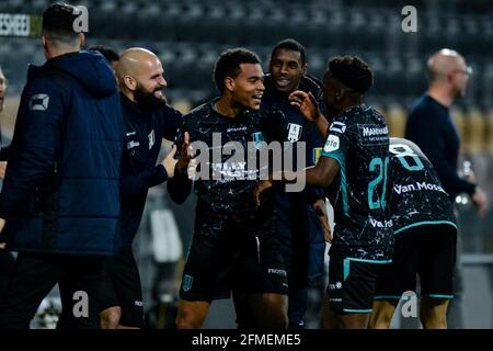 VENLO, PAYS-BAS - 8 MAI : Cyril Ngonge de RKC Waalwijk célèbre après avoir marquant son premier but avec ses coéquipiers lors du match néerlandais entre VVV Venlo et RKC Waalwijk à Covebo Stadion - de Koel le 8 mai 2021 à Venlo, pays-Bas (photo de Joris Verwijst/Orange Pictures) Banque D'Images