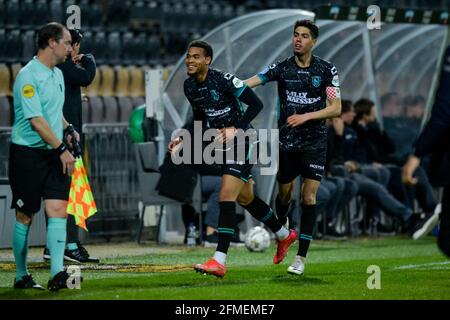 VENLO, PAYS-BAS - 8 MAI : Cyril Ngonge de RKC Waalwijk fête après avoir marquant son premier but avec Anas Tahiri de RKC Waalwijk lors du match néerlandais Eredivisiie entre VVV Venlo et RKC Waalwijk à Covebo Stadion - de Koel le 8 mai 2021 à Venlo, pays-Bas (photo de Joris Verwijst/Orange Pictures) Banque D'Images