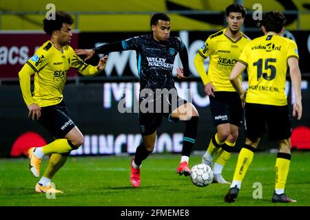 VENLO, PAYS-BAS - MAI 8: Leon Guwara de VVV Venlo et Cyril Ngonge de RKC Waalwijk pendant le match néerlandais Eredivisiie entre VVV Venlo et RKC Waalwijk à Covebo Stadion - de Koel le 8 mai 2021 à Venlo, pays-Bas (photo de Joris Verwijst/Orange Pictures) Banque D'Images