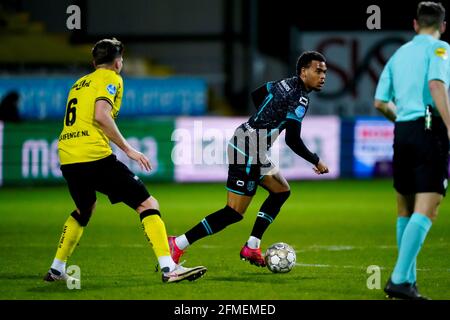 VENLO, PAYS-BAS - MAI 8: Danny Post de VVV Venlo et Cyril Ngonge de RKC Waalwijk pendant le match néerlandais Eredivisie entre VVV Venlo et RKC Waalwijk à Covebo Stadion - de Koel le 8 mai 2021 à Venlo, pays-Bas (photo de Joris Verwijst/Orange Pictures) Banque D'Images