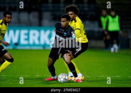 VENLO, PAYS-BAS - MAI 8: Cyril Ngonge de RKC Waalwijk et Leon Guwara de VVV Venlo pendant le match néerlandais Eredivisiie entre VVV Venlo et RKC Waalwijk à Covebo Stadion - de Koel le 8 mai 2021 à Venlo, pays-Bas (photo de Joris Verwijst/Orange Pictures) Banque D'Images