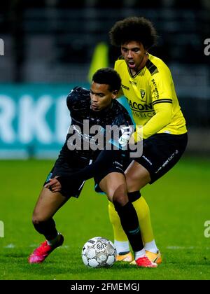 VENLO, PAYS-BAS - MAI 8: Cyril Ngonge de RKC Waalwijk et Leon Guwara de VVV Venlo pendant le match néerlandais Eredivisiie entre VVV Venlo et RKC Waalwijk à Covebo Stadion - de Koel le 8 mai 2021 à Venlo, pays-Bas (photo de Joris Verwijst/Orange Pictures) Banque D'Images