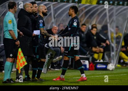 VENLO, PAYS-BAS - MAI 8: Hans Mulder de RKC Waalwijk et Cyril Ngonge de RKC Waalwijk pendant le match néerlandais Eredivisie entre VVV Venlo et RKC Waalwijk à Covebo Stadion - de Koel le 8 mai 2021 à Venlo, pays-Bas (photo de Joris Verwijst/Orange Pictures) Banque D'Images