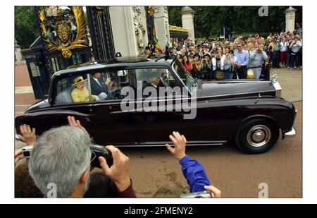 Une vague d'excitation traverse le croud en attente La Reine en route pour un service à Westminster Abbaye pour commémorer le 50ème anniversaire de son Coronation.pic David Sandison 2/5/2003 Banque D'Images