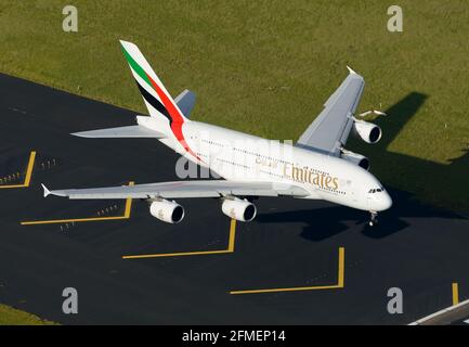 Emirates Airbus A380 sur l'approche finale de l'aéroport de Sydney, Australie. Emirates Airline A380-800 avion A6-EEG survolant des chevrons jaunes. Banque D'Images