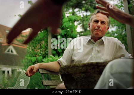 Richard Dawkins dans son jardin d'Oxford. 3 juillet 2001 Banque D'Images