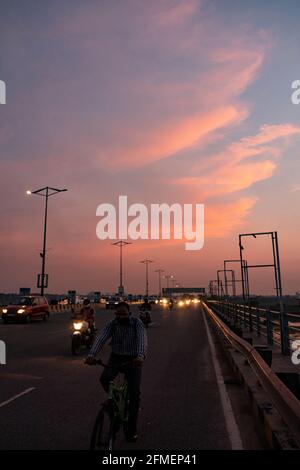 Une prise de vue en soirée de l'autoroute du MDN, Delhi, Inde. Banque D'Images