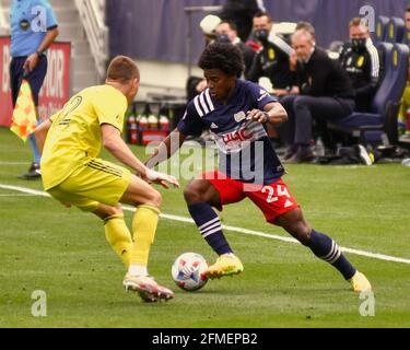 Nashville, Tennessee, États-Unis. 08 mai 2021. Le défenseur de la Nouvelle-Angleterre, DeJuan Jones (24), tente de travailler le ballon après le défenseur de Nashville, Alistair Johnston (12), pendant le match MLS entre la révolution de la Nouvelle-Angleterre et Nashville SC au Nissan Stadium de Nashville, TN. Kevin Langley/CSM/Alamy Live News Banque D'Images