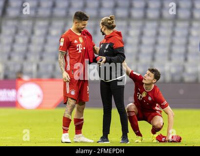 Lucas Hernandez (Muenchen), Teammanagerin Kathleen Krüger, Benjamin Pavard (Muenchen) Bayern München - Borussia Mönchengladbach 08.05.2021, Fussball, Banque D'Images