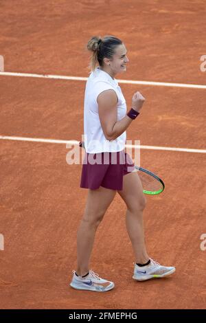 Madrid, Espagne. 8 mai 2021. Aryna Sabalenka, du Bélarus, célèbre lors de la finale féminine contre Ashleigh Barty, d'Australie, à l'ouverture de Madrid à Caja Majica à Madrid, Espagne, le 8 mai 2021. Credit: Meng Dingbo/Xinhua/Alay Live News Banque D'Images