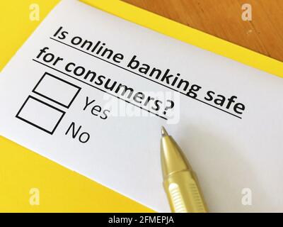 Une personne répond à une question sur les services bancaires en ligne. Banque D'Images