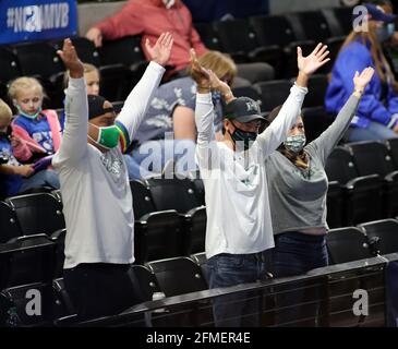 8 mai 2021 - les fans d'Hawaï applaudissent lors d'un match entre les Cougars de BYU et les guerriers arc-en-ciel d'Hawaï lors de la finale des Championnats de volleyball masculin de la NCAA au Covelli Center sur le campus de l'Université d'État de l'Ohio à Columbus, OH - Michael Sullivan/CSM Banque D'Images