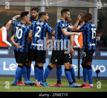 (210509) -- MILAN, le 9 mai 2021 (Xinhua) -- les joueurs de l'Inter Milan célèbrent un but lors d'un match de football de la série italienne entre l'Inter Milan et la Sampdoria à Milan, Italie, le 8 mai 2021. (Xinhua) Banque D'Images