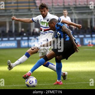 (210509) -- MILAN, le 9 mai 2021 (Xinhua) -- Ashley Young (R) de l'Inter Milan vie avec Bartosz Bereszynski de Sampdoria lors d'un match de football italien entre Inter Milan et Sampdoria à Milan, Italie, le 8 mai 2021. (Xinhua) Banque D'Images