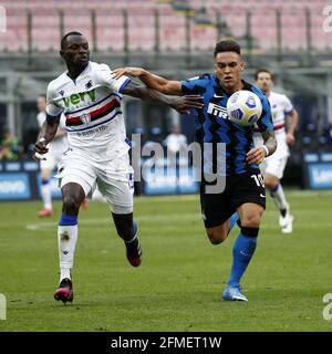 (210509) -- MILAN, le 9 mai 2021 (Xinhua) -- Lautaro Martinez (R) de l'Inter Milan vie avec Omar Colley de Sampdoria lors d'un match de football entre Inter Milan et Sampdoria à Milan, en Italie, le 8 mai 2021. (Xinhua) Banque D'Images