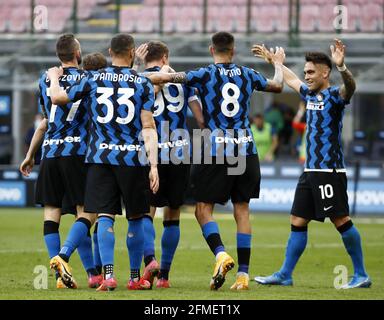 (210509) -- MILAN, le 9 mai 2021 (Xinhua) -- Andrea Pinamonti (3e R), de l'Inter Milan, célèbre son but avec ses coéquipiers lors d'un match de football de la série italienne entre l'Inter Milan et la Sampdoria à Milan, Italie, le 8 mai 2021. (Xinhua) Banque D'Images