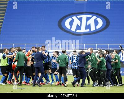 (210509) -- MILAN, le 9 mai 2021 (Xinhua) -- les joueurs de l'Inter Milan célèbrent après une série italienne UN match de football entre l'Inter Milan et la Sampdoria à Milan, Italie, le 8 mai 2021. (Xinhua) Banque D'Images