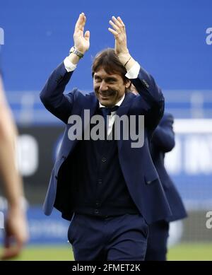 (210509) -- MILAN, le 9 mai 2021 (Xinhua) -- l'entraîneur en chef de l'Inter Milan Antonio Conte célèbre après un match de football italien entre l'Inter Milan et Sampdoria à Milan, Italie, le 8 mai 2021. (Xinhua) Banque D'Images