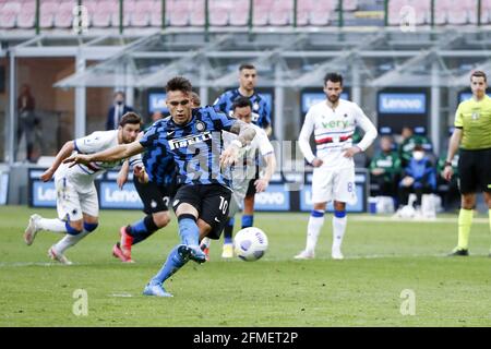 (210509) -- MILAN, le 9 mai 2021 (Xinhua) -- Lautaro Martinez, de l'Inter Milan, marque son but lors d'un match de football de la série italienne entre l'Inter Milan et la Sampdoria à Milan, en Italie, le 8 mai 2021. (Xinhua) Banque D'Images