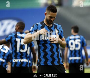 (210509) -- MILAN, le 9 mai 2021 (Xinhua) -- Roberto Gagliardini du FC Inter célèbre son but lors d'un match de football entre l'Inter Milan et Sampdoria à Milan, Italie, le 8 mai 2021. (Xinhua) Banque D'Images