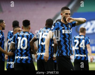 (210509) -- MILAN, le 9 mai 2021 (Xinhua) -- Roberto Gagliardini du FC Inter célèbre son but lors d'un match de football entre l'Inter Milan et Sampdoria à Milan, Italie, le 8 mai 2021. (Xinhua) Banque D'Images