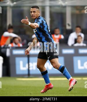 (210509) -- MILAN, le 9 mai 2021 (Xinhua) -- Alexis Sanchez de l'Inter Milan célèbre son but lors d'un match de football de la série italienne entre l'Inter Milan et la Sampdoria à Milan, Italie, le 8 mai 2021. (Xinhua) Banque D'Images