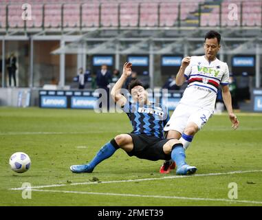 (210509) -- MILAN, le 9 mai 2021 (Xinhua) -- Lautaro Martinez (L) de l'Inter Milan vies avec Yoshida Maya de Sampdoria lors d'un match de football entre Inter Milan et Sampdoria à Milan, Italie, le 8 mai 2021. (Xinhua) Banque D'Images