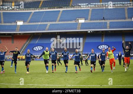 (210509) -- MILAN, le 9 mai 2021 (Xinhua) -- les joueurs de l'Inter Milan célèbrent après une série italienne UN match de football entre l'Inter Milan et la Sampdoria à Milan, Italie, le 8 mai 2021. (Xinhua) Banque D'Images