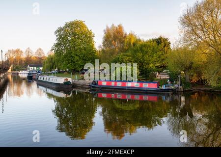 Chalupes sur la rivière avon au lever du soleil au printemps. Stratford-upon-Avon, Warwickshire, Angleterre Banque D'Images