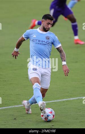 Orlando, Floride, États-Unis. 8 mai 2021: Valentin CASTELLANOS, milieu de terrain de New York City (11) attaque le ballon lors du match Orlando City Soccer contre New York City FC au stade Exploria d'Orlando, FL, le 8 mai 2021. Crédit : Cory Knowlton/ZUMA Wire/Alay Live News Banque D'Images