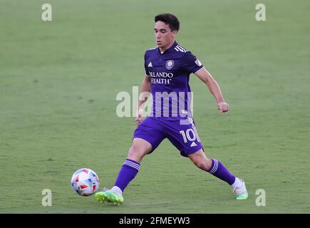 Orlando, Floride, États-Unis. 8 mai 2021 : MAURICIO PEREYRA, milieu de terrain d'Orlando City (10), met en place une pièce lors du match Orlando City Soccer contre New York City FC au stade Exploria d'Orlando, FL, le 8 mai 2021. Crédit : Cory Knowlton/ZUMA Wire/Alay Live News Banque D'Images