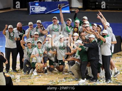 8 mai 2021 - les guerriers arc-en-ciel d'Hawaï célèbrent leur victoire après le match entre les Cougars de BYU et les guerriers arc-en-ciel d'Hawaï lors de la finale des Championnats de volley-ball masculin de la NCAA au Covelli Center sur le campus de l'Université d'État de l'Ohio à Columbus, OH - Michael Sullivan/CSM Banque D'Images