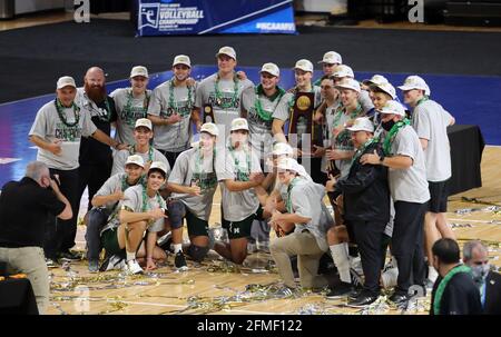 8 mai 2021 - les guerriers arc-en-ciel d'Hawaï célèbrent leur victoire après le match entre les Cougars de BYU et les guerriers arc-en-ciel d'Hawaï lors de la finale des Championnats de volley-ball masculin de la NCAA au Covelli Center sur le campus de l'Université d'État de l'Ohio à Columbus, OH - Michael Sullivan/CSM Banque D'Images