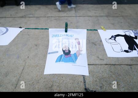 Mexico, Mexique. 08 mai 2021. Un portrait vu suspendu lors d'une manifestation en faveur de la grève nationale en Colombie. Plusieurs manifestations ont été organisées à Mexico pour rejeter la militarisation exercée par le président colombien Iván Duque Márquez. Crédit : SOPA Images Limited/Alamy Live News Banque D'Images