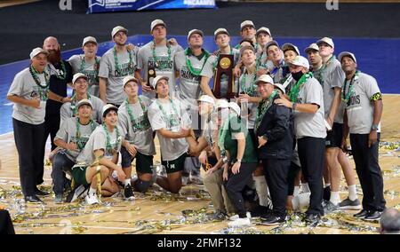 8 mai 2021 - les guerriers arc-en-ciel d'Hawaï célèbrent leur victoire après le match entre les Cougars de BYU et les guerriers arc-en-ciel d'Hawaï lors de la finale des Championnats de volley-ball masculin de la NCAA au Covelli Center sur le campus de l'Université d'État de l'Ohio à Columbus, OH - Michael Sullivan/CSM Banque D'Images