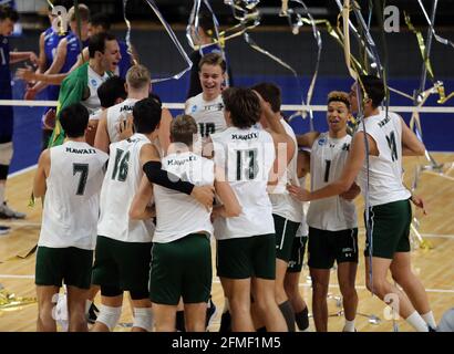 8 mai 2021 - les guerriers arc-en-ciel d'Hawaï célèbrent leur victoire après le match entre les Cougars de BYU et les guerriers arc-en-ciel d'Hawaï lors de la finale des Championnats de volley-ball masculin de la NCAA au Covelli Center sur le campus de l'Université d'État de l'Ohio à Columbus, OH - Michael Sullivan/CSM Banque D'Images