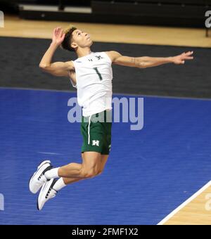 8 mai 2021 - les Warriors arc-en-ciel d'Hawaï en dehors de la partie de Hitter Chaz Galloway #1 sert le ballon lors d'un match entre les Cougars de BYU et les Warriors de l'Hawaï dans la finale des Championnats de volleyball masculin de NCAA au Covelli Centre sur le campus de l'Université d'État de l'Ohio à Columbus, OH - Michael Sullivan/CSM Banque D'Images