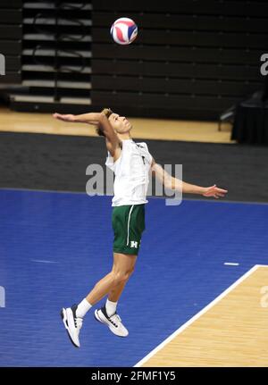 8 mai 2021 - les Warriors arc-en-ciel d'Hawaï en dehors de la partie de Hitter Chaz Galloway #1 sert le ballon lors d'un match entre les Cougars de BYU et les Warriors de l'Hawaï dans la finale des Championnats de volleyball masculin de NCAA au Covelli Centre sur le campus de l'Université d'État de l'Ohio à Columbus, OH - Michael Sullivan/CSM Banque D'Images