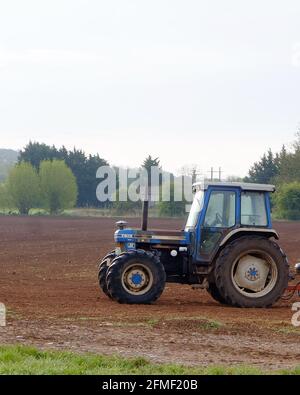 2021 mai - tracteur Blue 4x4 New Holland Ford pour travail du lit de semences avant l'ensemencement Banque D'Images