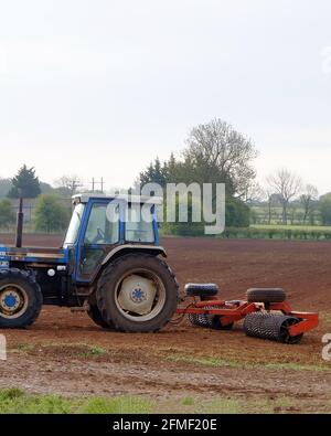 2021 mai - tracteur Blue 4x4 New Holland Ford pour travail du lit de semences avant l'ensemencement Banque D'Images