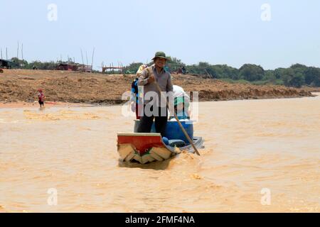 Bateau local se rendant sur le lac Tonle SAP province de Siem Reap Cambodge Banque D'Images