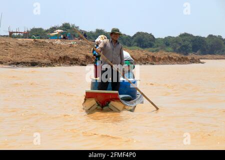 Bateau local se rendant sur le lac Tonle SAP province de Siem Reap Cambodge Banque D'Images