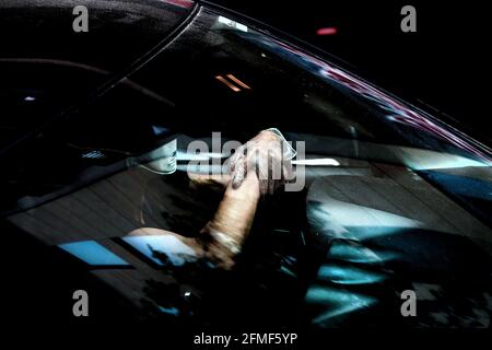 Conducteur de voiture portant un masque et des gants de protection. Banque D'Images